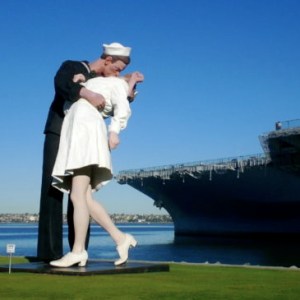 https://uniquetraveldestinations.wordpress.com/2009/12/02/urban-style-file-san-diego-boutique-hotels-11-of-20/san-diego_giant-statue-of-sailor-kissing-nurse_uss-midway-museum-12/